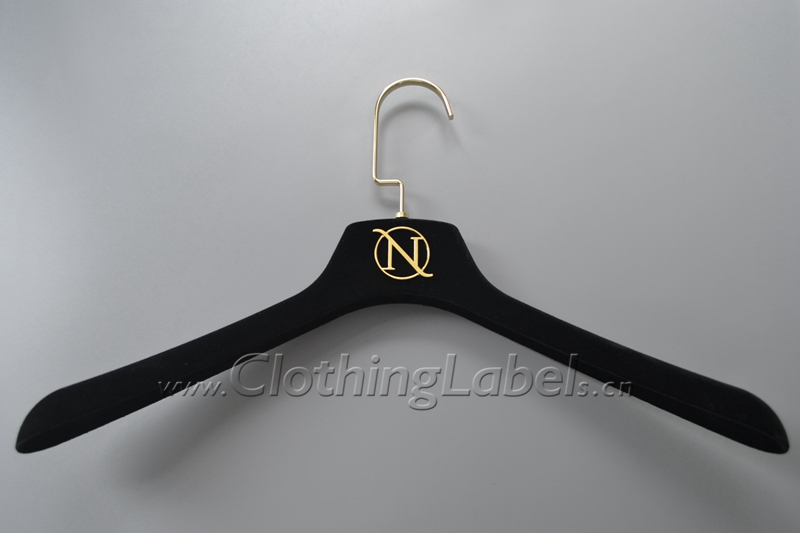 8 clothes hangers 064