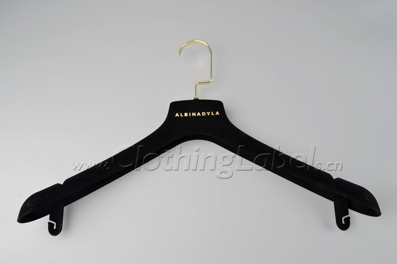 8 clothes hangers DSC59552