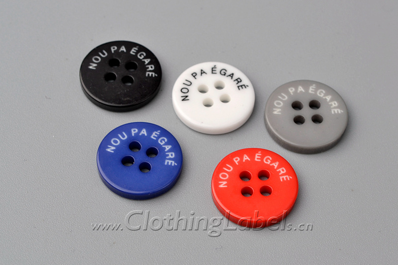 8 clothing buttons 462