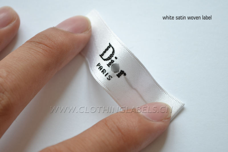 https://www.clothinglabels.cn/wp-content/uploads/2022/07/white-satin-woven-labels.jpg